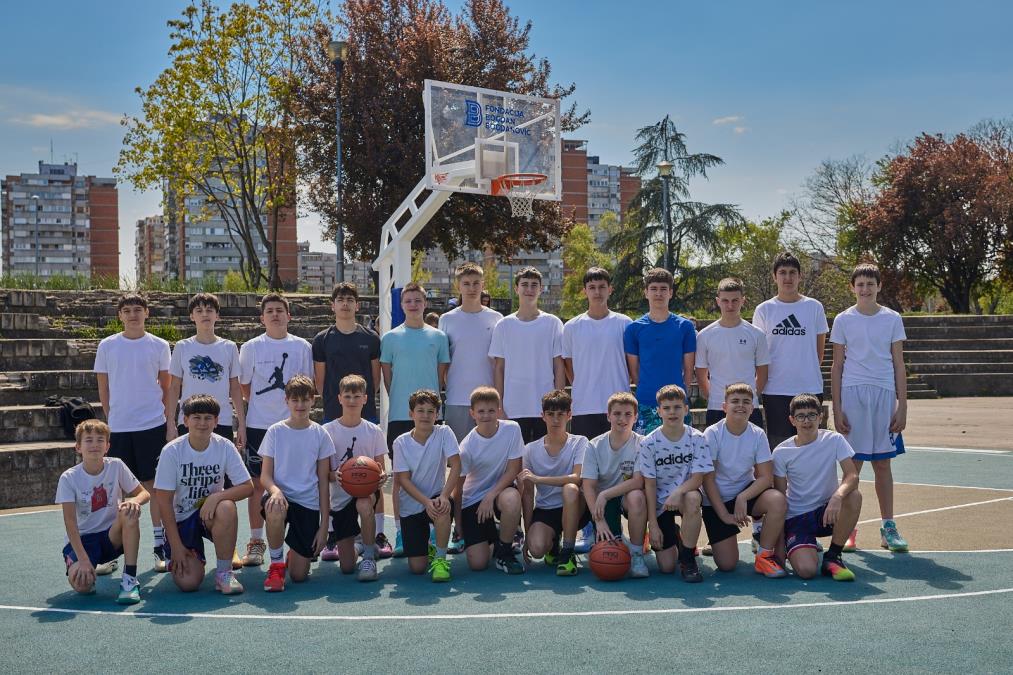 ZA BUDUĆNOST! Fondacija ,"Bogdan Bogdanović" obnovila teren za košarku na Novom Beogradu