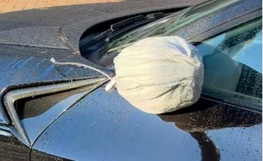 Vozači počeli da stavljaju skupe torbice na retrovizore: Izgleda smešno, ali imaju jako dobar razlog za to (Video)