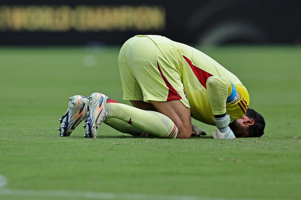 UDARIO SUDIJU, PA DOBIO SUSPENZIJU! Evo kolika kazna čeka čuvenog golmana posle SKANDALOZNOG poteza!