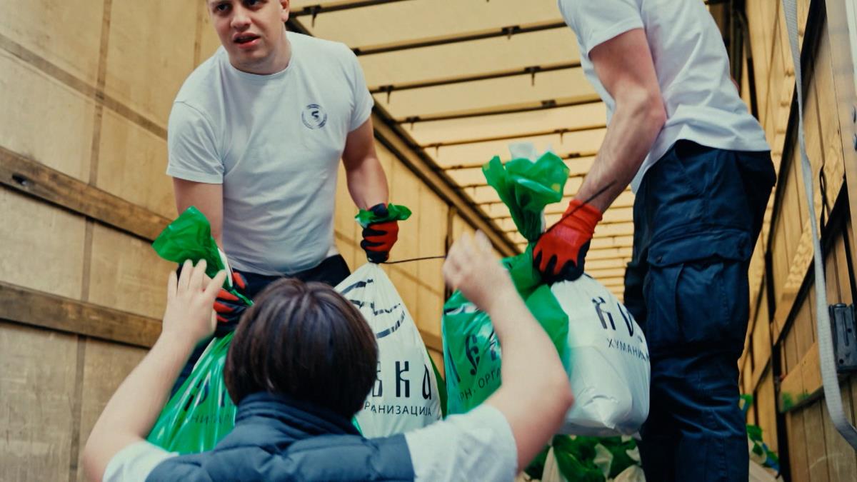 Mladi humanitarci iz „Kolevke“ obišli najugroženije u Raškoj oblasti: Na padinama Golije doneli pomoć, ali i ono najvažnije – nadu i toplinu