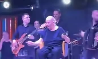 "VESNA NA NASTUPU SEDI, PUŠI I PIJE, POLA OTPEVA PUBLIKA JER VIŠE NE MOŽE DA ZINE" Koleginica je isprozivala, a onda joj Zmijanac odgovorila, EVO I ŠTA