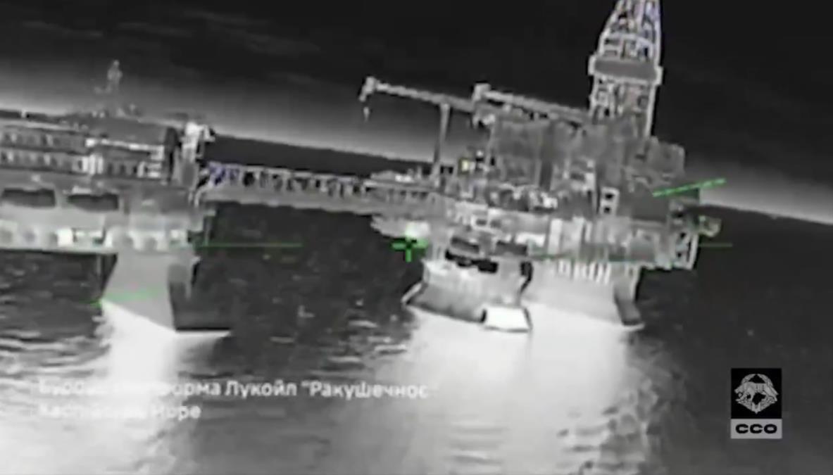 UKRAJINSKI UDAR 1000 KILOMETARA OD LINIJE FRONTA! Pogođene KLJUČNE naftne platforme Rusije: Svi se pitanju odakle je izveden napad (VIDEO)