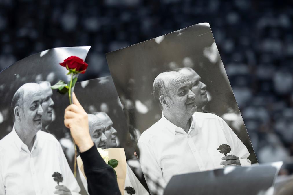 DUŠKO VUJOŠEVIĆ JE OVO ZASLUŽIO! Crno-belo veče posvećeno legendarnom treneru - falila je samo pobeda Partizana! Pogledajte kako je izgledao emotivni spektakl!