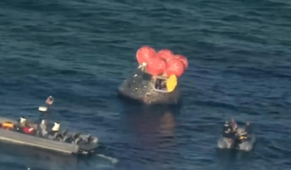 POSADA ARTEMISA SE BEZBEDNO VRATILA NA ZEMLJU! Kraj istorijskog leta oko Meseca, spustili se u Pacifik - Dočekali ih brodovi američke vojske (VIDEO)