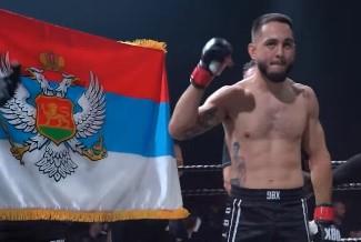 BRUTALNI MILOŠ JANIČIĆ ŽESTOKO PREBIO RIVALA! Uništio ga od batina za 44 sekunde, sudija morao da prekida meč i spasava ga! Nokaut o kom BRUJI PLANETA! (VIDEO)