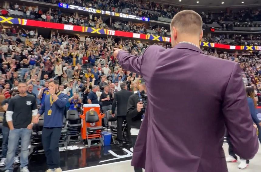 JOKIĆ NIJE IGRAO, ALI JE UKRAO ŠOU! Pojavio se na terenu u odelu, krenuo ka publici, pokazao prstom na jednu osobu... Svi u hali pali su u TRANS! (VIDEO)