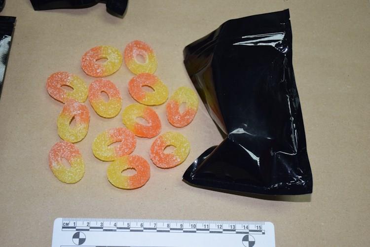 MLADIĆ NOSIO KUTIJU SA 120 GUMENIH BOMBONA, UHAPSILA GA POLICIJA: Privukao pažnju sumnjivim ponašanjem, a onda su otkrili šta skriva