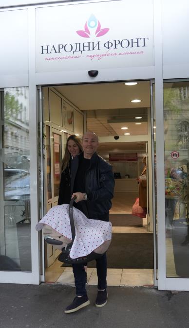 OKITIO TAMBURAŠE ISPRED NARODNOG FRONTA: Aca Sofronijević došao u porodilište po Kosanu i ćerkicu Taru! Uz pesmu ih odveo kući! PUCA OD PONOSA! (FOTO) 