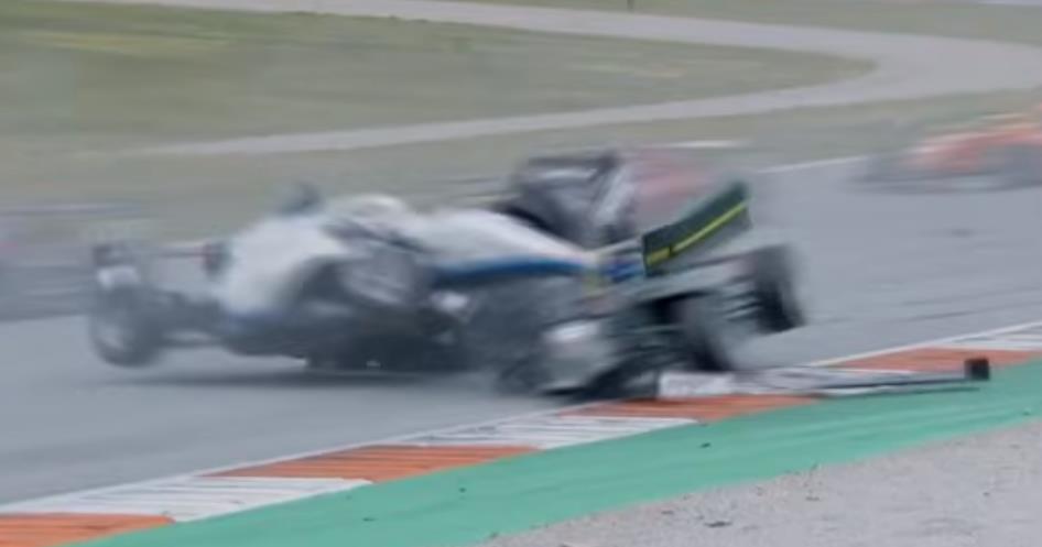 STRAŠNE SCENE U FORMULI! Srpski vozač učestvovao u jezivom karambolu - zakucali se jedan po jedan