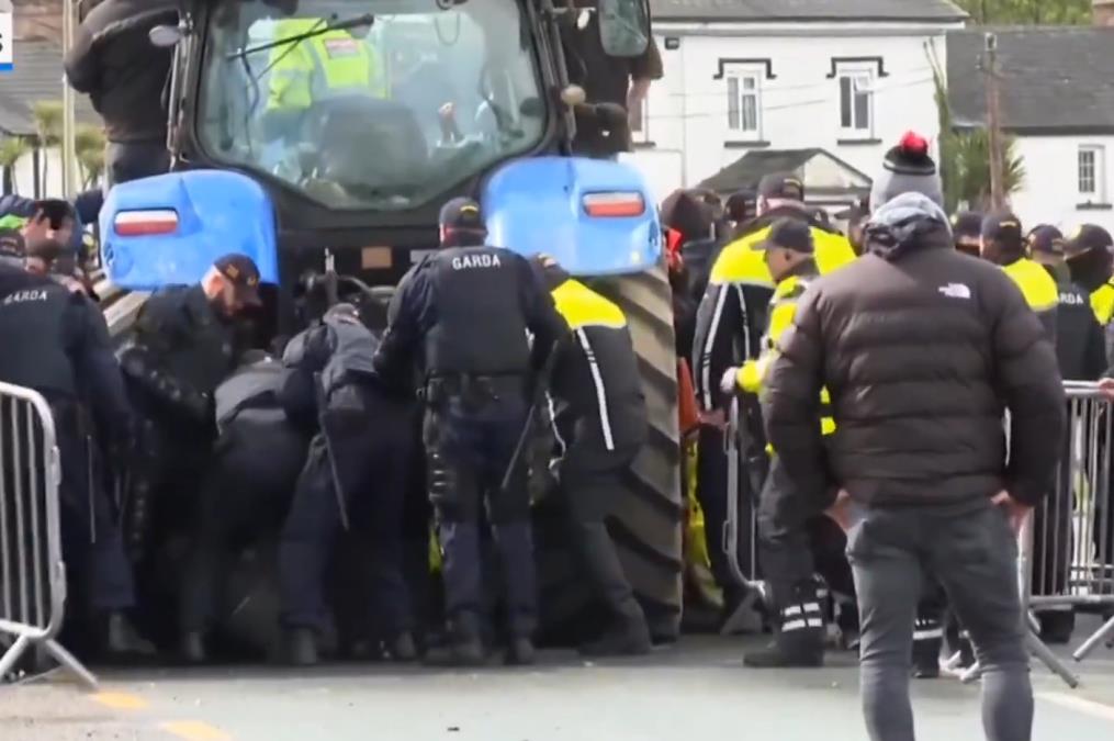 OPŠTI HAOS U MOĆNOJ EVROPSKOJ DRŽAVI ZBOG NESTAŠICE GORIVA: Trećina pumpi bez nafte, hitne službe bez goriva za intervencije - POLICIJA PRATI CISTERNE (VIDEO)