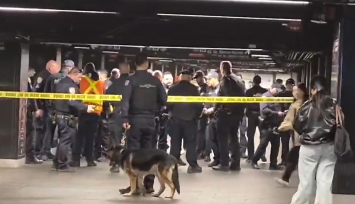 STRAVIČAN NAPAD U CENTRU NJUJORKA: Mačetom jurio  ljude, vikao da je Lucifer! Policija ga usmrtila! (VIDEO, FOTO)