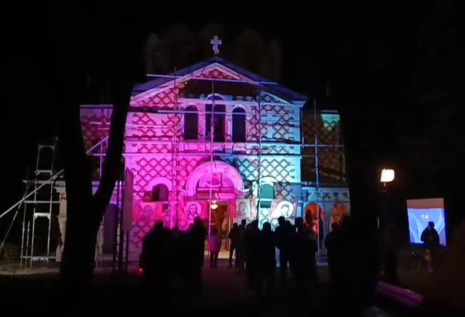 USKRŠNJA LITURGIJA U GORNJIM ADROVCIMA Vernici se okupljaju u crkvi Svete Trojice: Svetinja nikla na mestu stradanja Rajevskog (FOTO/VIDEO)
