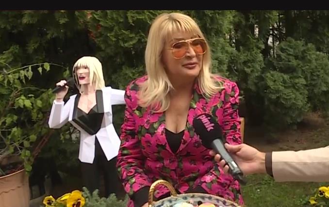 U DVORIŠTU LUKS VILE FIGURA OD KARTONA! Goca Lazarević se uključila iz svog dvorišta na Bežanijskoj kosi, svi gledaju u detalj iza nje (FOTO)