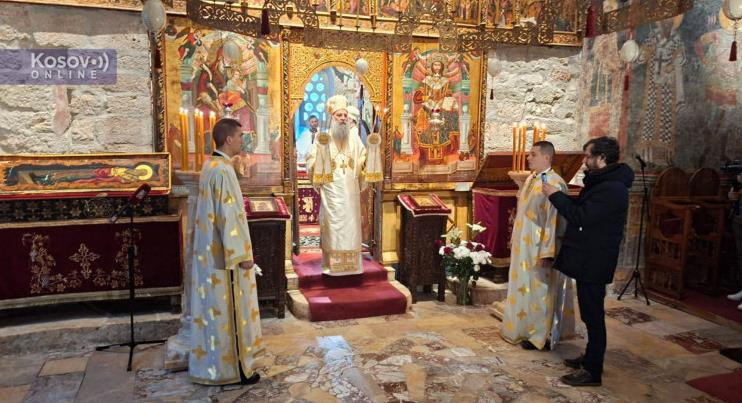"S VEROM U BOGA I MI VASKRSAVAMO" Patrijarh Porfirije služio liturgiju u Pećkoj patrijaršiji (VIDEO)