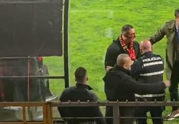 JEZIVE SCENE U BOSNI I HERCEGOVINI! Krvavi navijač preskočio ogradu i prekinuo utakmicu! Hteo da bije obezbeđenje, a onda mu je prišao fudbaler