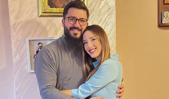 IKONE, CVEĆE I PORODIČNA ATMOSFERA! Danica Crnogorčević za Vaskrs okupila najbliže: Kucanje jajima nasmejalo sve, njena reakcija postala hit na mrežama (FOTO)