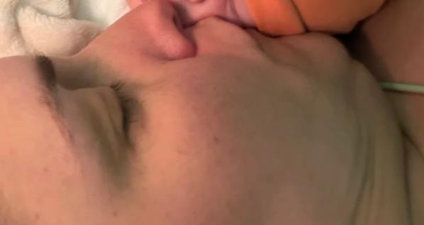 PEVAČICI SE NA VASKRS DOGODIO HOROR! Otišla da se porodi, pa joj lekari pretili: "Eksplodiraće mi mozak"! Drama ispred bolnice na praznik: Molila sam se...