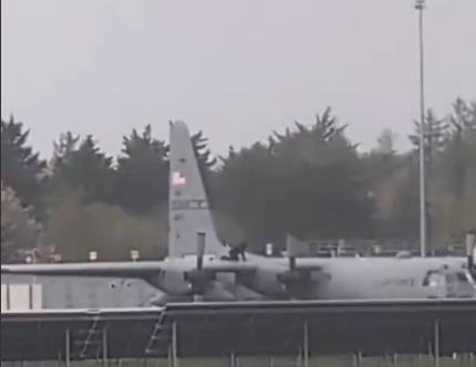 DRAMA U IRSKOJ, MUŠKARAC UPAO NA AERODROM! Pogledajte šta je uradio američkom vojnom avionu (VIDEO)