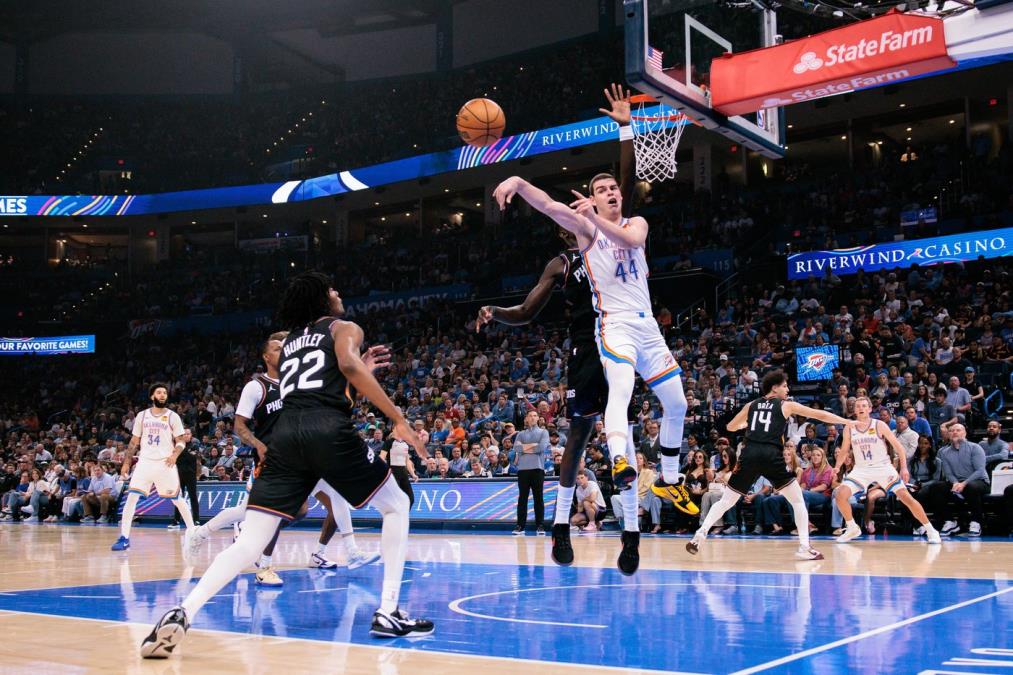 IMA OČI I NA LEĐIMA - OVAKO JE TOPIĆ ODUŠEVIO AMERIKANCE! Delio magične asistencije, pogađao odakle je hteo... (VIDEO)