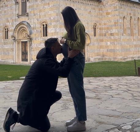 Naš glumac puca od sreće: U 46. godini dobio sina, a sad pozira sa 18 godina mlađom suprugom i ne krije radost