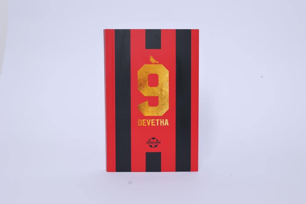 "DEVETKA" - PRIČA O MENTALNOM ZDRAVLJU, ZAVISNOSTI I TRAUMAMA U SVETU FUDBALA! Promocija knjige Jovana Simića na tribinama stadiona "Radomir Antić" u Užicu