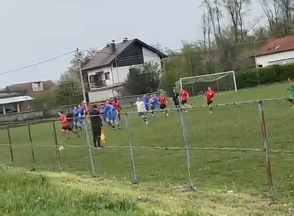FUDBALER TEŠKO POVREĐEN U BRUTALNOJ TUČI! Utakmica prekinuta nakon teškog incidenta, gosti udarili na sudiju