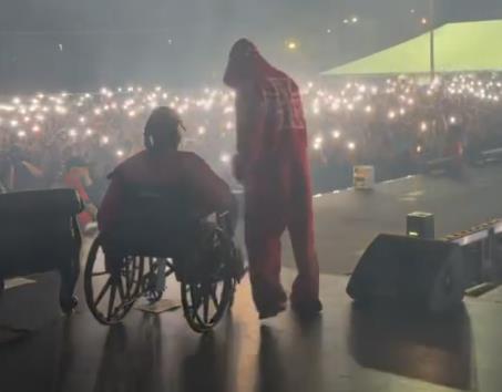 Reper se na pojavio na bini u invalidskim kolicima: Pre samo 6 dana upucan je ispred kazina