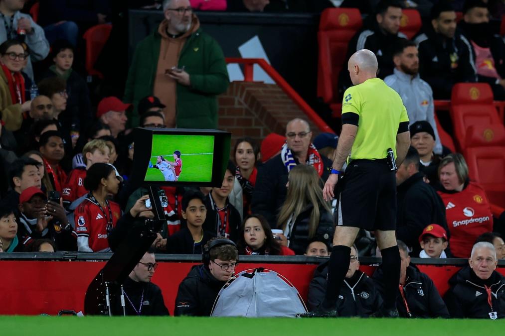 SRAMAN POTEZ FUDBALERA MANČESTER JUNAJTEDA! Sudija pogledao snimak i odmah mu pokazao crveni karton! (VIDEO)