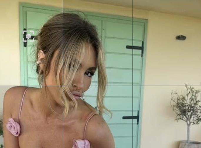 SENIDAH GOLA U TUŠ-KABINI: Napravila selfi u kupatilu, stegnula grudi rukama i digla mreže na noge (FOTO)