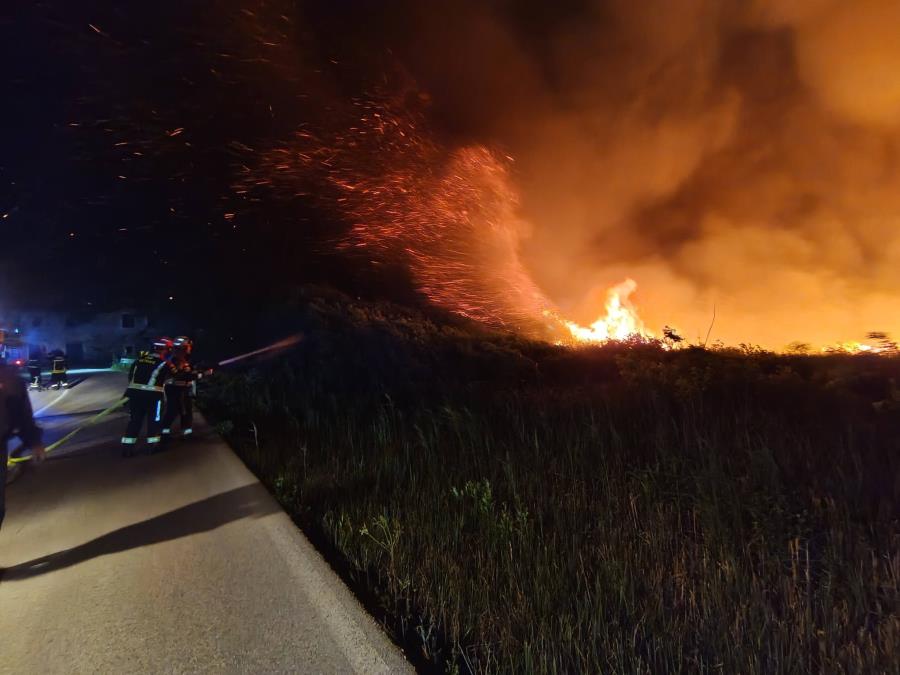 VATRENA STIHIJA U DOLINI NERETVE: Vatrogasci se celu noć borili sa požarom, izgorele desetine hektara! Dve stvari otežale gašenje vatre (FOTO)