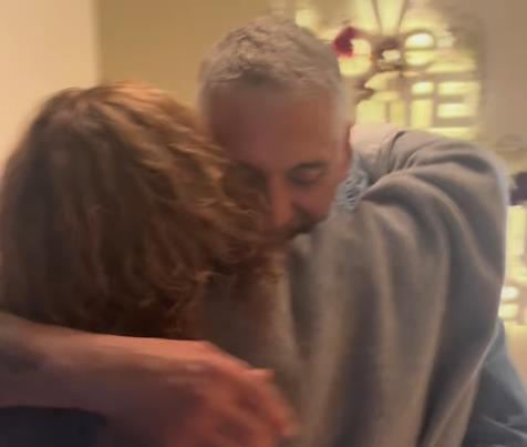 PEVAČICA UPALA U STAN ČEDI JOVANOVIĆU: Donela mu poklon za rođendan, zapevala mu na uvce, a  Kos sve snimio (VIDEO)