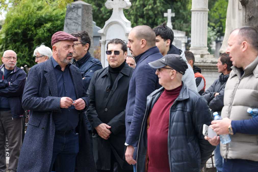 EVO KO JE OD POZNATIH BIO NA SAHRANI DUŠKA VUJOŠEVIĆA: Aco Pejović slomljen od bola, Ivica Dačić i Boris Tadić nisu krili suze (FOTO)