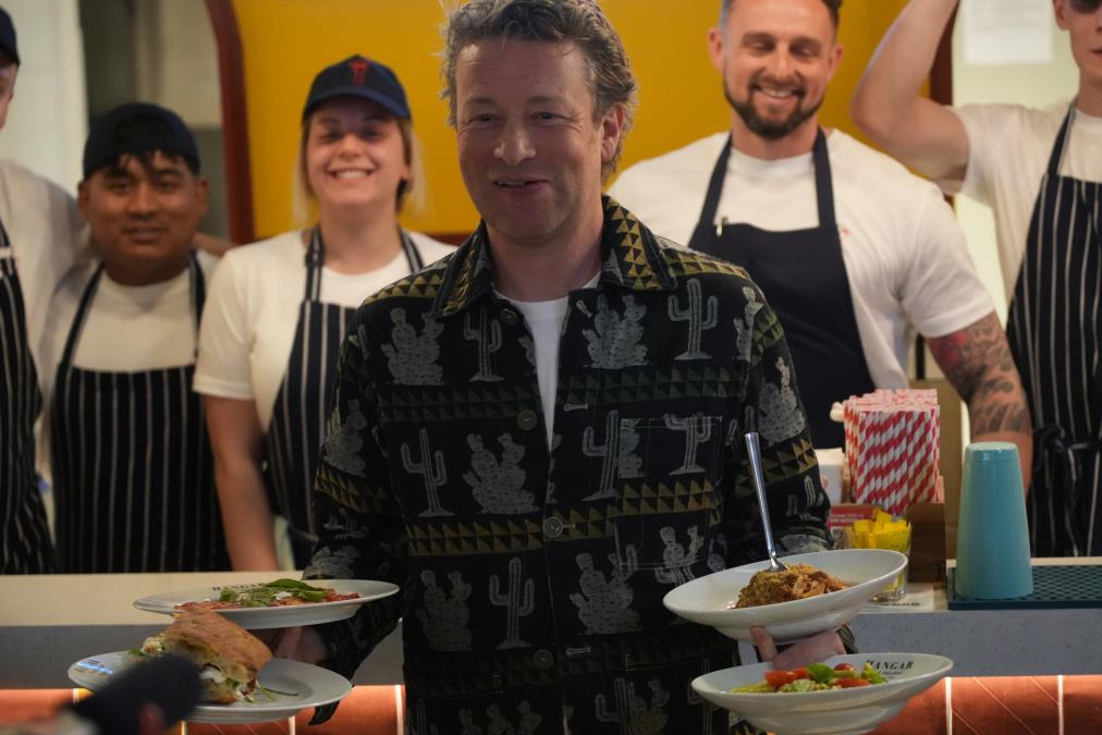 "Srbijo, uzbuđen sam što sam ovde!" Džejmi Oliver ne krije oduševljenje sašom zemljom "Vreme je da se vratimo pravoj hrani"