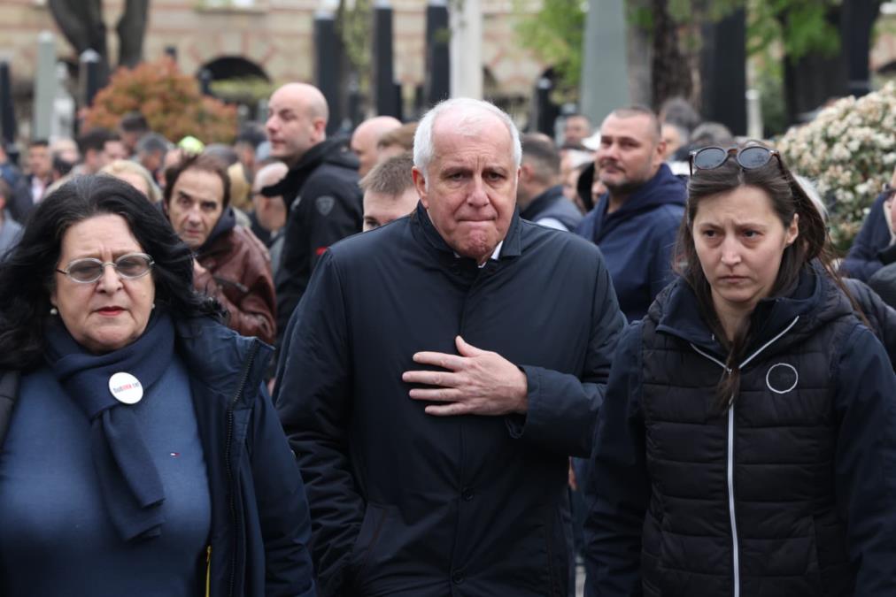 ŽELJKO OBRADOVIĆ POTPUNO SLOMLJEN! Stigao na sahranu Duška Vujoševića, njegov izraz lica govori više od hiljadu reči!