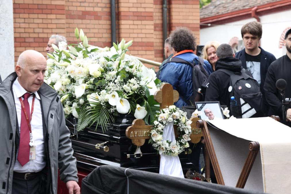 SCENA KOJA SLAMA SRCA! Žofri Lovernj nosi krst na sahrani Duška Vujoševića! Kovčeg poneli Danilović, Nakić, Marinković, Tripković, Kecman i Tepić!