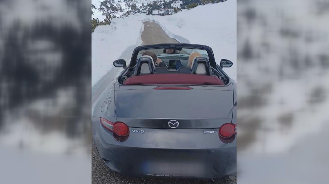 ONOLIKI SNEG A ONI ZAPUCALI KABRIOLETOM! Nestvarna slika s Male Crne Gore: Meštani sami skupili pare i platili čišćenje puta: Nismo više odsečeni od sveta FOTO