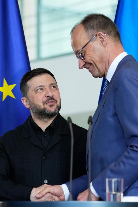 ZELENSKI U BERLINU, SA MERCOM O RATU SA RUSIJOM Nemački kancelar ukrajinskog predsednika dočekao uz poruku "Jaki partneri za jaku Evropu" (FOTO, VIDEO)