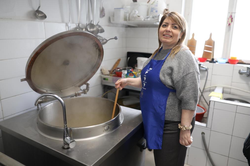 "Ustajem u 5 da kuvam za gladne": Popadija Danijela iz Sibnice 3 godine volontira - sprema hranu za beskućnike u crkvenoj kuhinji