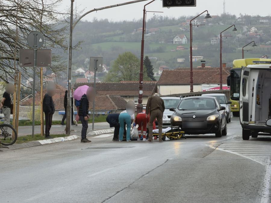 OBOREN PEŠAK U ČAČKU U BLIZINI MOSTA: S povredama odmah sanitetom transportovan u bolnicu (FOTO)