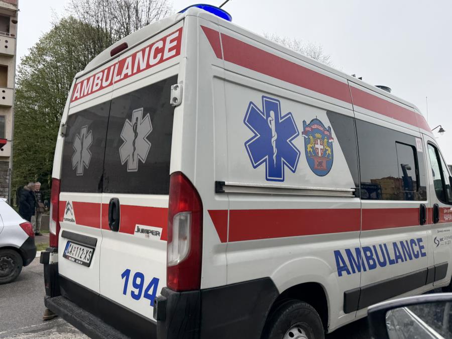 TEŠKA NESREĆA NA BATAJNIČKOM DRUMU: Prevrnuo se automobil, žena nepomično leži pored