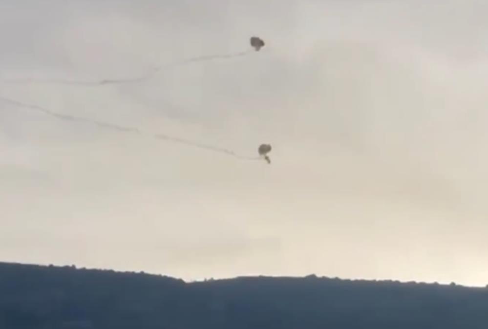 POGLEDAJTE KAKO IZRAELSKI PVO TUČE IZNAD GRADA DA ODBRANI HEZBOLAHOVE RAKETE! Iz Libana ispaljeno oko 25 projektila ka Kirjat Šmoni (VIDEO)