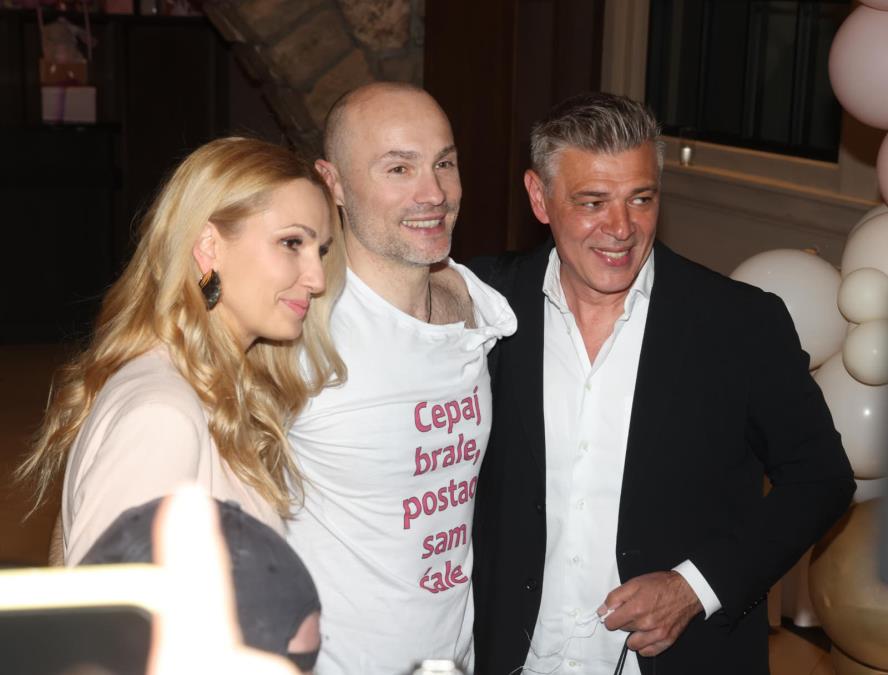 SAVO MILOŠEVIĆ STIGAO KOD SOFRE S 10 GODINA MLAĐOM DEVOJKOM: Blicevi sevali kada se pojavila plavokosa Natalija, svi pogledi uprti u lepoticu (FOTO)