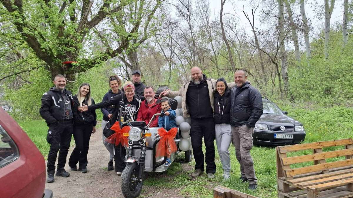 Predivan gest grupe Apatinaca: Prijatelja Nikolu, koji od rođenja boluje od cerebralne paralize, iznenadili novim električnim teretnim triciklom