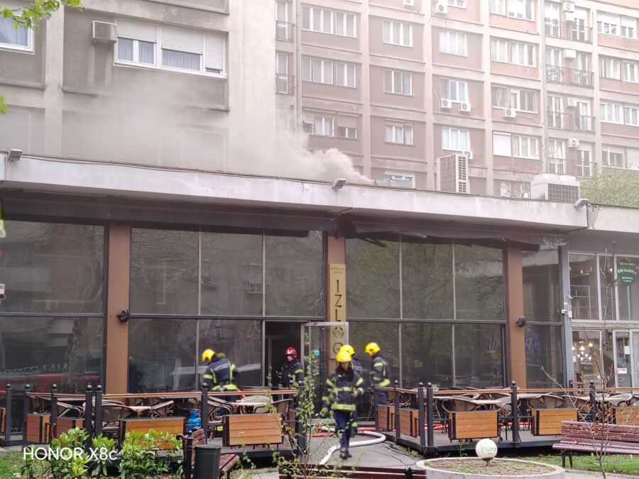 BUKTI POŽAR U CENTRU BEOGRADA! Gori poznati kafić, ljudi hitno evakuisani, crni dim kulja sa krova (VIDEO)