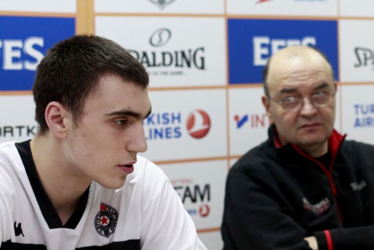 FOTOGRAFIJE KOJE GOVORE VIŠE OD 1.000 REČI: Evo kako je Vujošević od Milutinova pravio igrača...