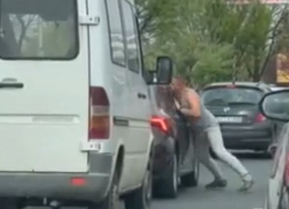 (UZNEMIRUJUĆE) BRUTALNA TUČA NASRED ULICE: Besni suvozač izleteo iz kombija i počeo da pesniči vozača drugog automobila (VIDEO)