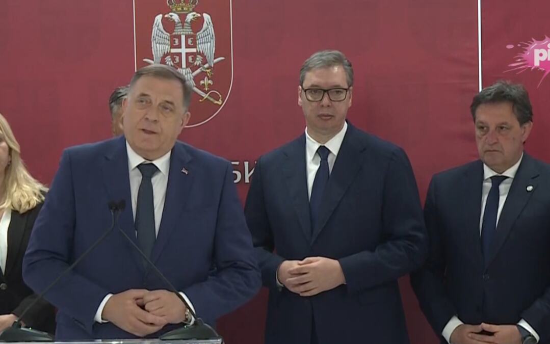 UŽIVO VRHOVNI KOMANDANT POSLE SASTANKA S VOJNIM VRHOM Vučić: Stanje bezbednosti složenije nego u januaru zbog "trojnog saveza"