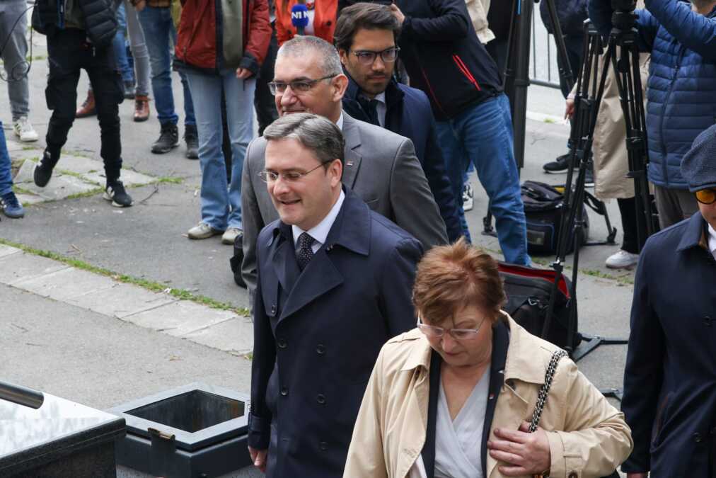 NIKOLA SELAKOVIĆ NASMEJAN STIGAO NA ROČIŠTE: Šačica blokadera čekala ispred suda, nisu mogli da nadjačaju podršku ministru!