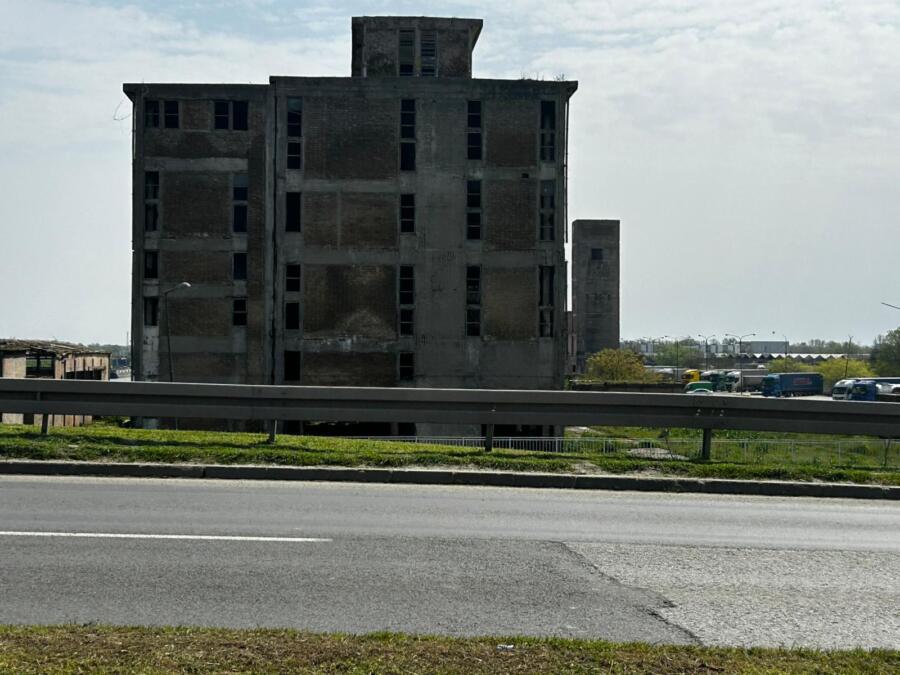 JEZIVI DETALJI PADA TINEJDŽERA U NOVOM SADU! OKLIZNUO SE S 30 METARA VISINE: Prve slike s mesta nesreće u staroj Azotari, lekari se bore za život mladića (foto)