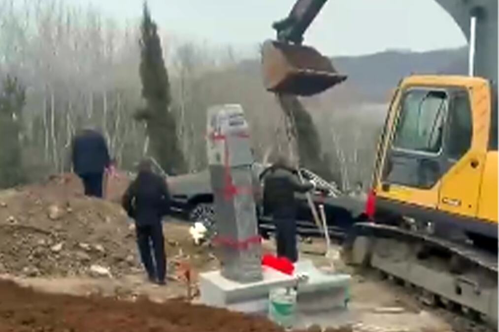 BOGATI KINEZ SAHRANJEN UZ LUKSUZNI MERCEDES: Snimak nesvakidašnjeg pogreba obišao svet (VIDEO)